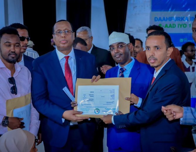 KU-SIMAHA MADAXWEYNAHA OO FURAY IMTIXAANKA SHAHAADIGA AH EE DOWLADA PUNTLAND.
