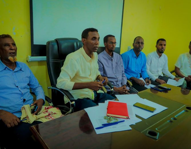 Guddoomiyaha Waxbarashada Gobolka Nugaal Mudane Daahir Khaliif Siciid ayaa magaalada Garoowe kulan wacyi-gelin iyo dardaaran ah kula qaatay Kormeereyaasha iyo Ilaaliyeyaasha Imtixaanka Shahaadiga ee Gobolka Nugaal.